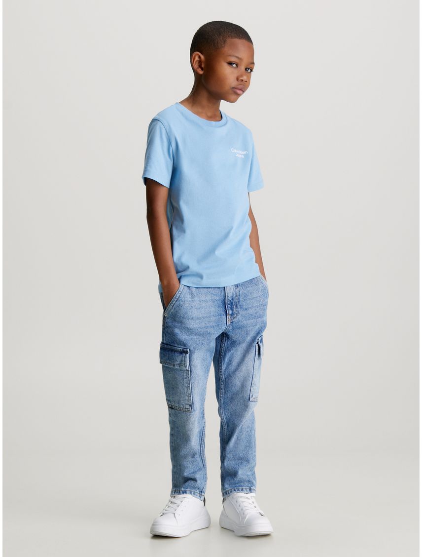 Camiseta azul con logo apilado para niño