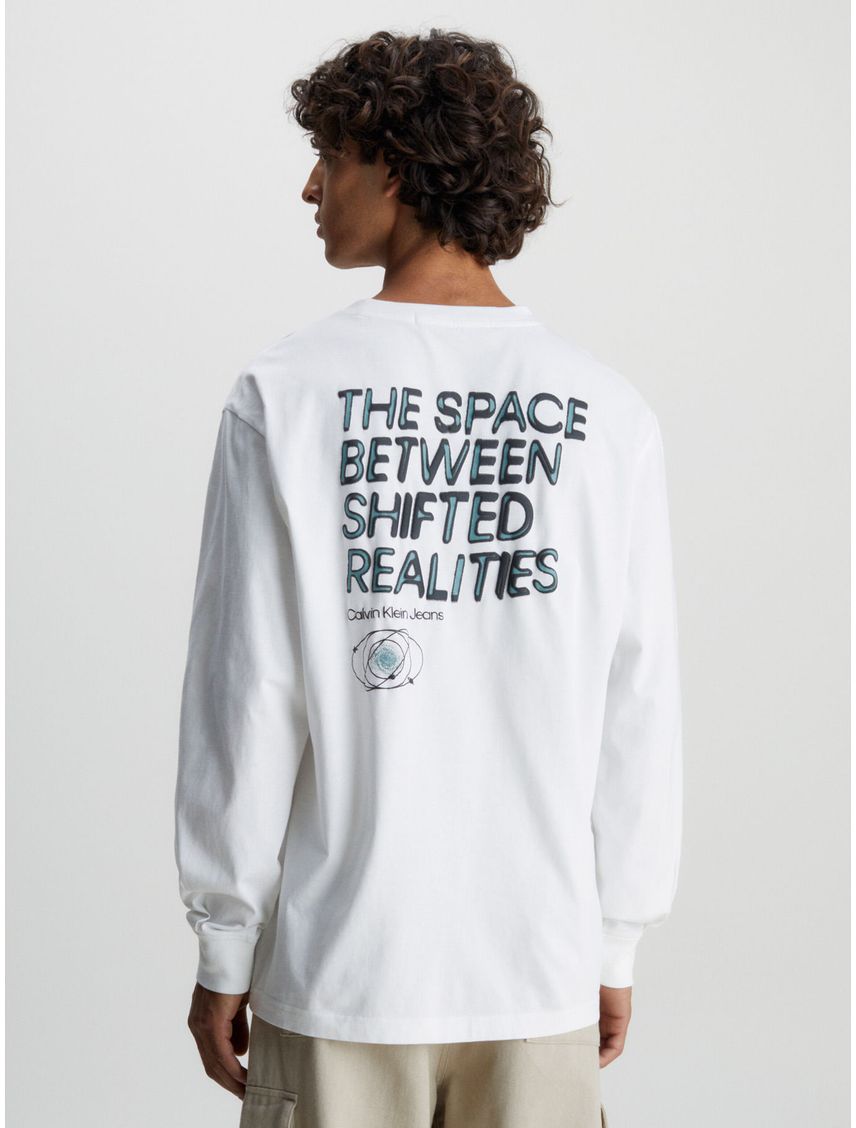 Camiseta Blanco De Manga Larga Con Estampado En La Parte Trasera