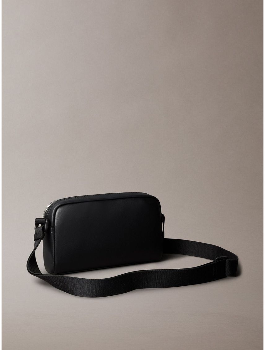 Bolso negro con monograma en toda la pieza
