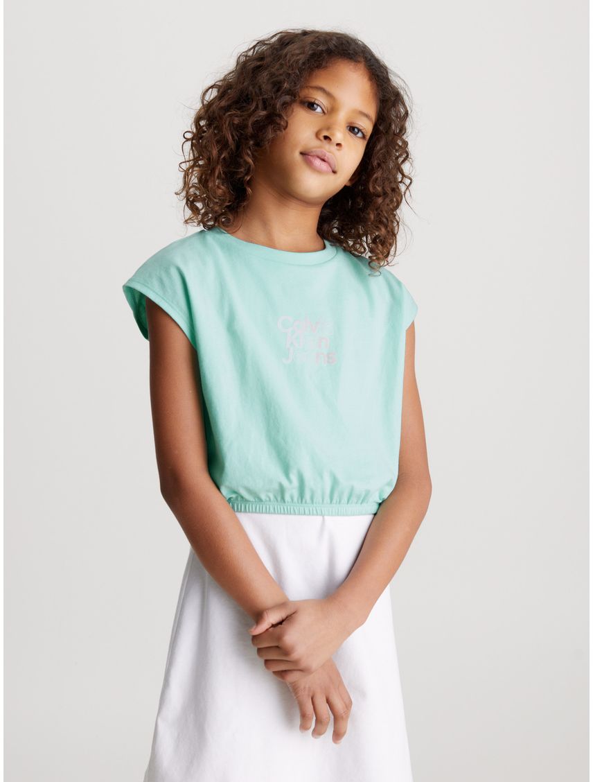 Camiseta azul boxy con logo aterciopelado para niña