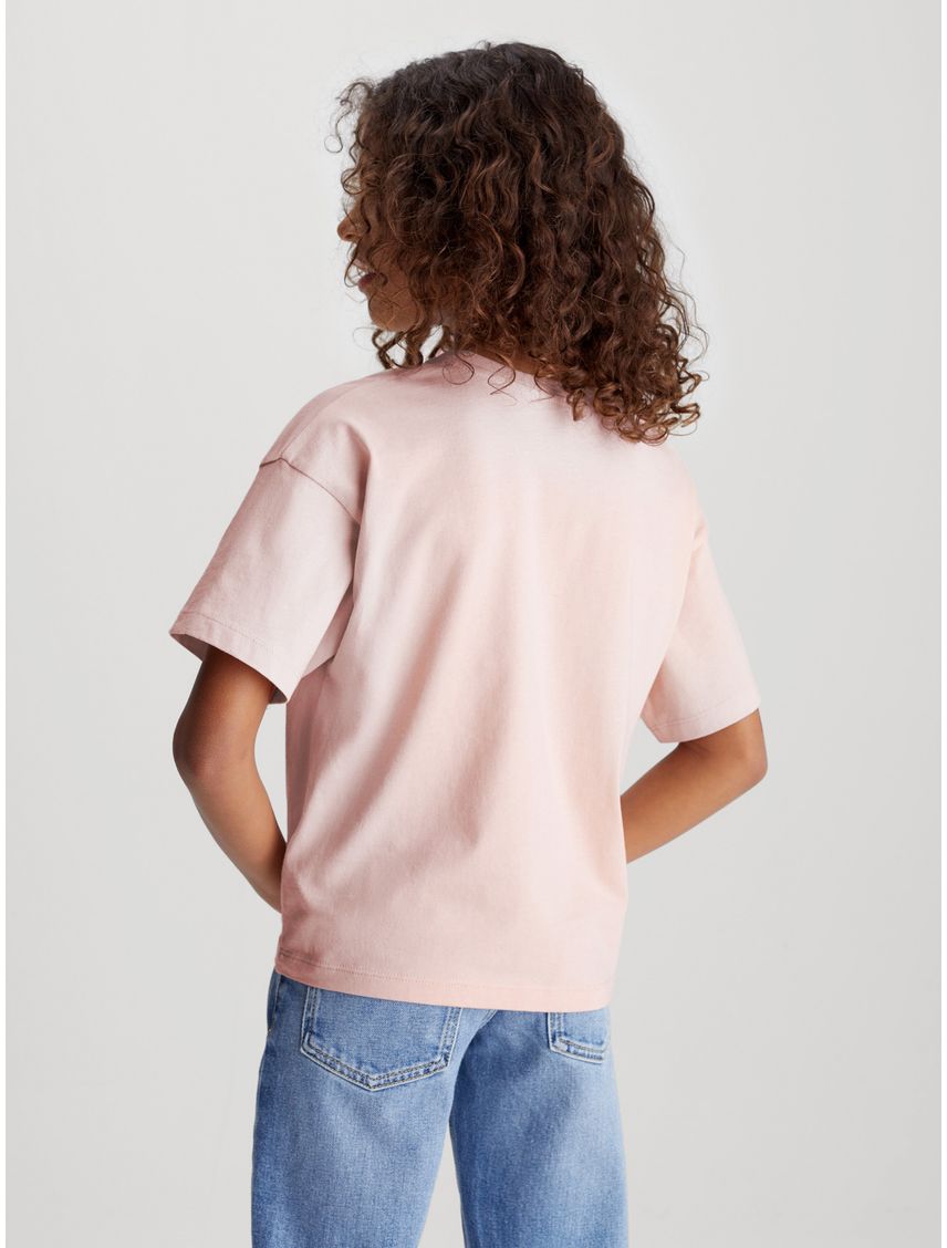 Camiseta rosada con monograma boxy para niña