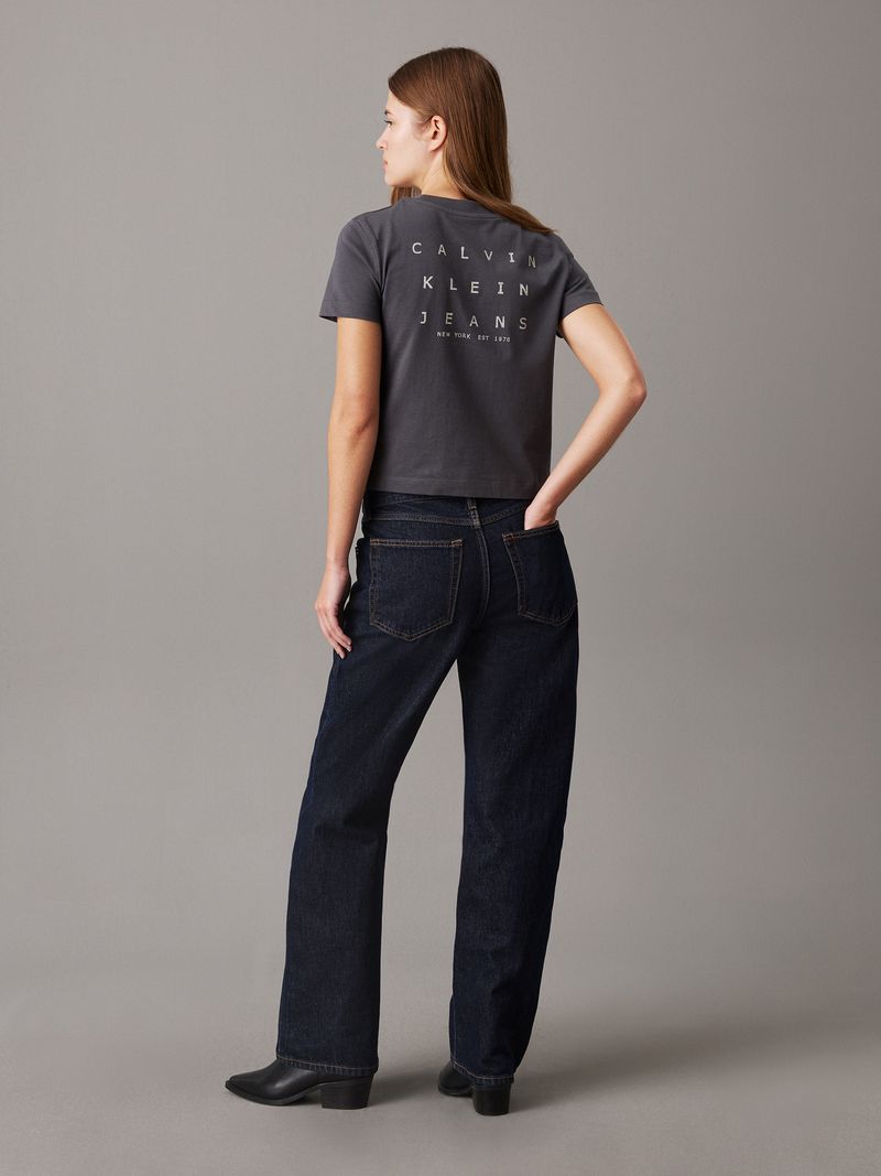 camiseta-negra-relaxed-estampado-en-la-espalda