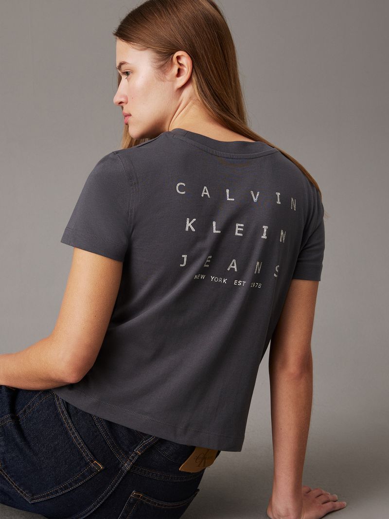 camiseta-negra-relaxed-estampado-en-la-espalda