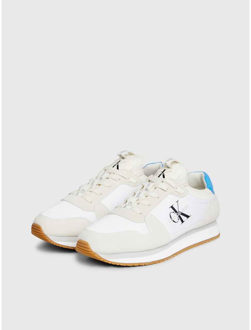 Tenis blanco deportivos con suela dentada