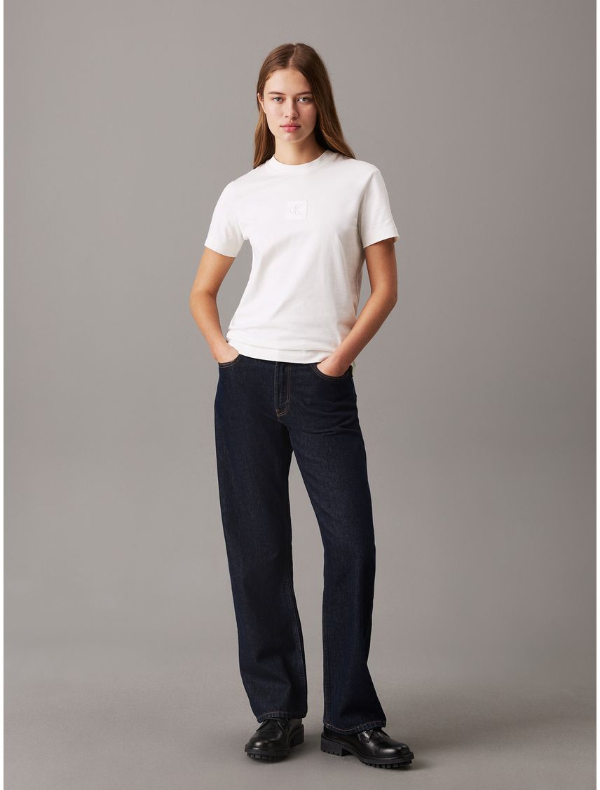 Camiseta blanca con monograma e insignia