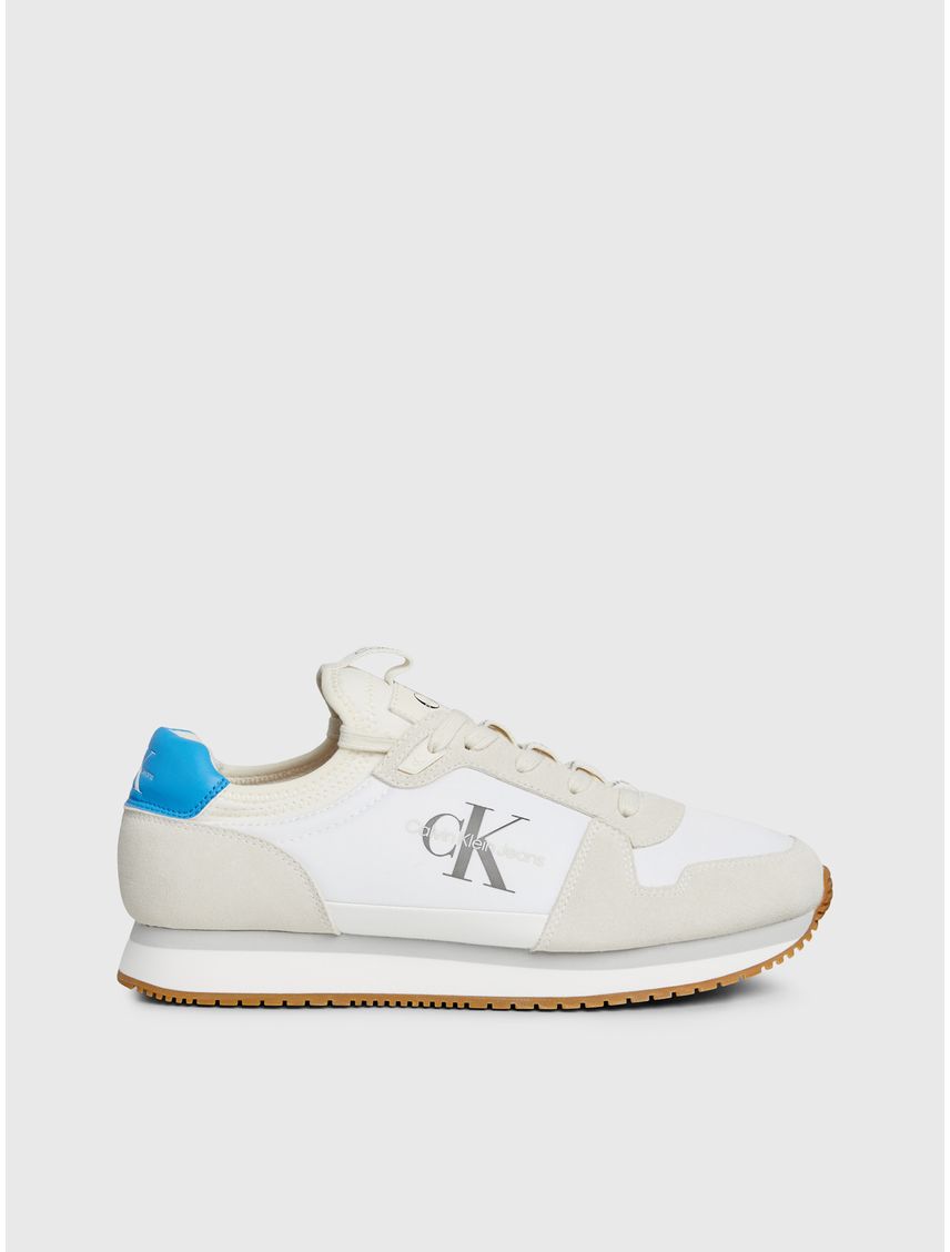 Tenis blanco deportivos con suela dentada