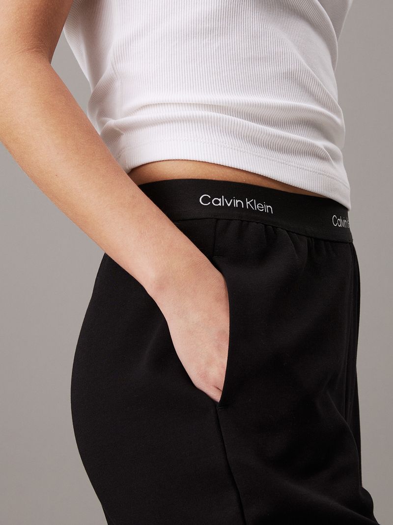 pantalones-negro-pierna-ancha-cinta-logo