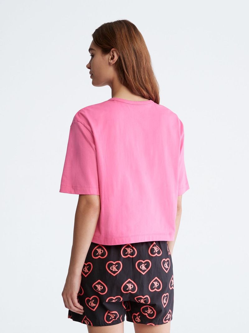 camiseta-de-pijama-rosada-con-corazon-para-mujer
