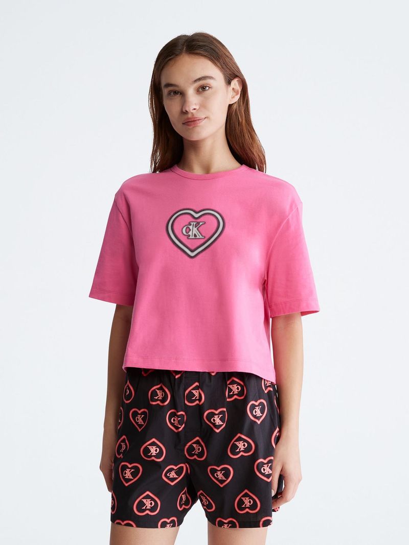 camiseta-de-pijama-rosada-con-corazon-para-mujer