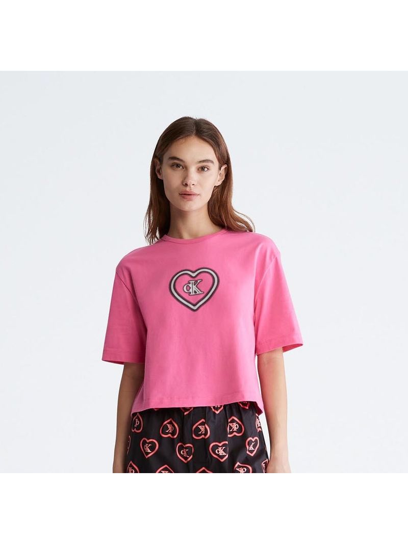 camiseta-de-pijama-rosada-con-corazon-para-mujer