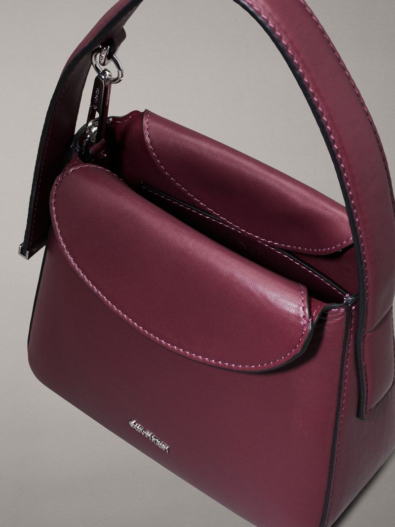bolso-rojo-mano-pequeno