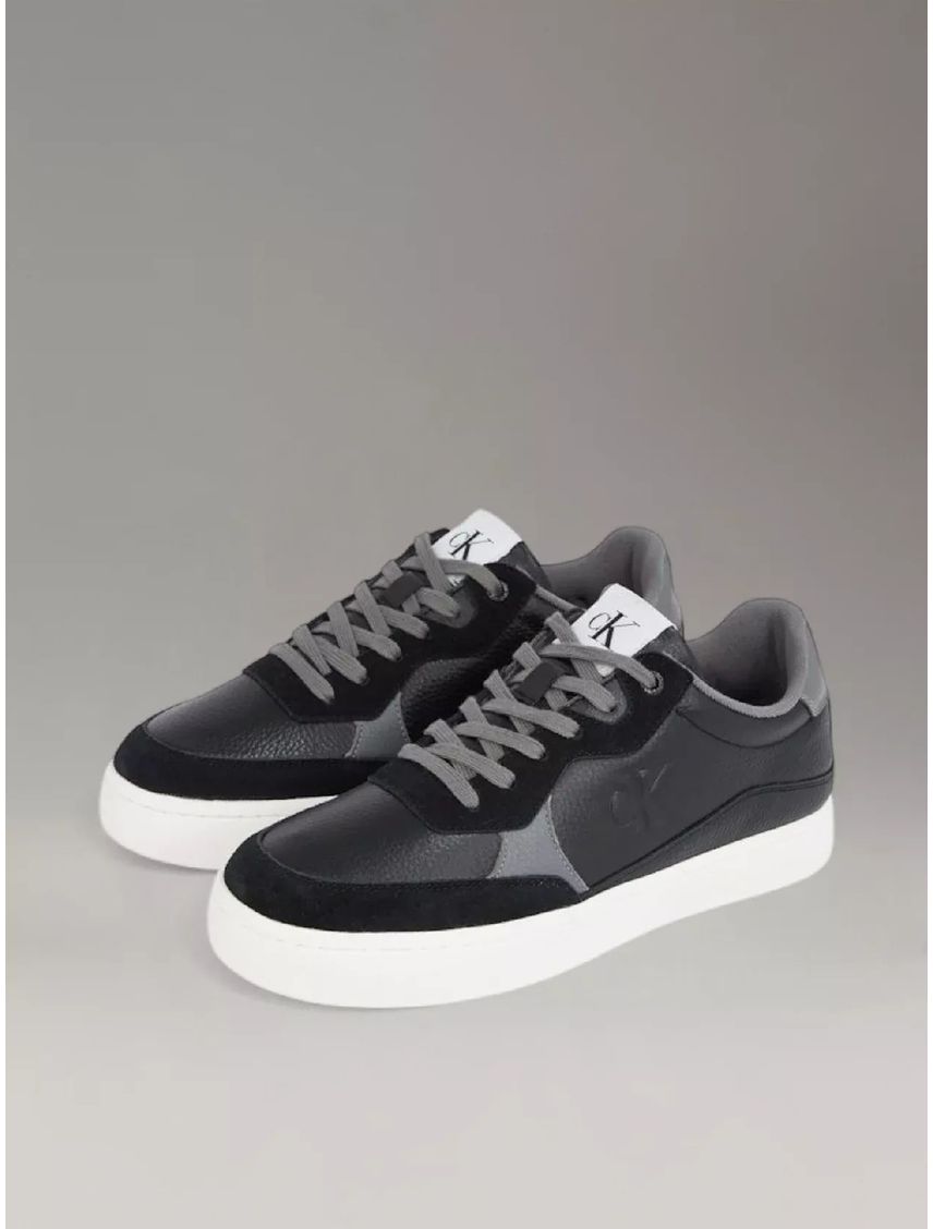 Tenis negro e cuero
