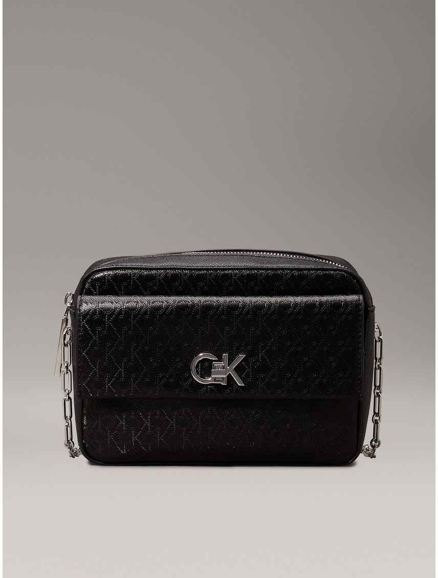 Bolso negro cruzado con monograma
