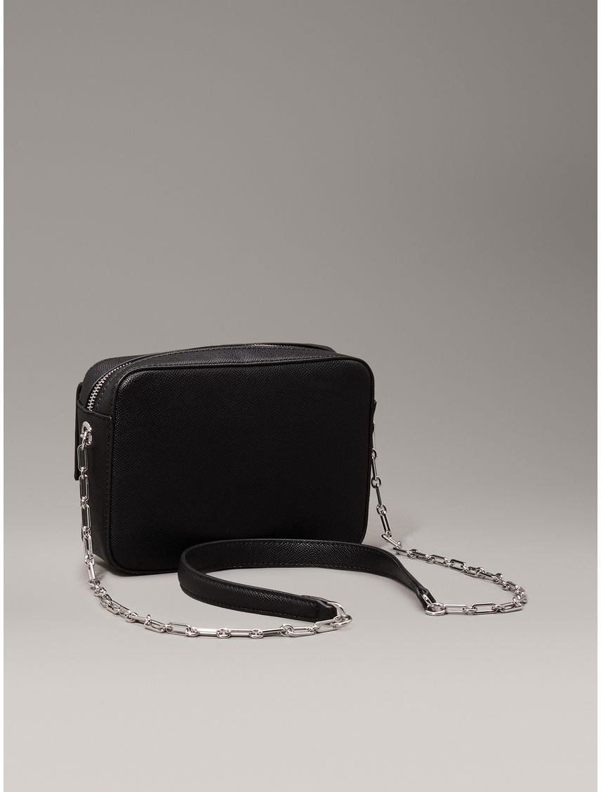 Bolso negro cruzado con monograma