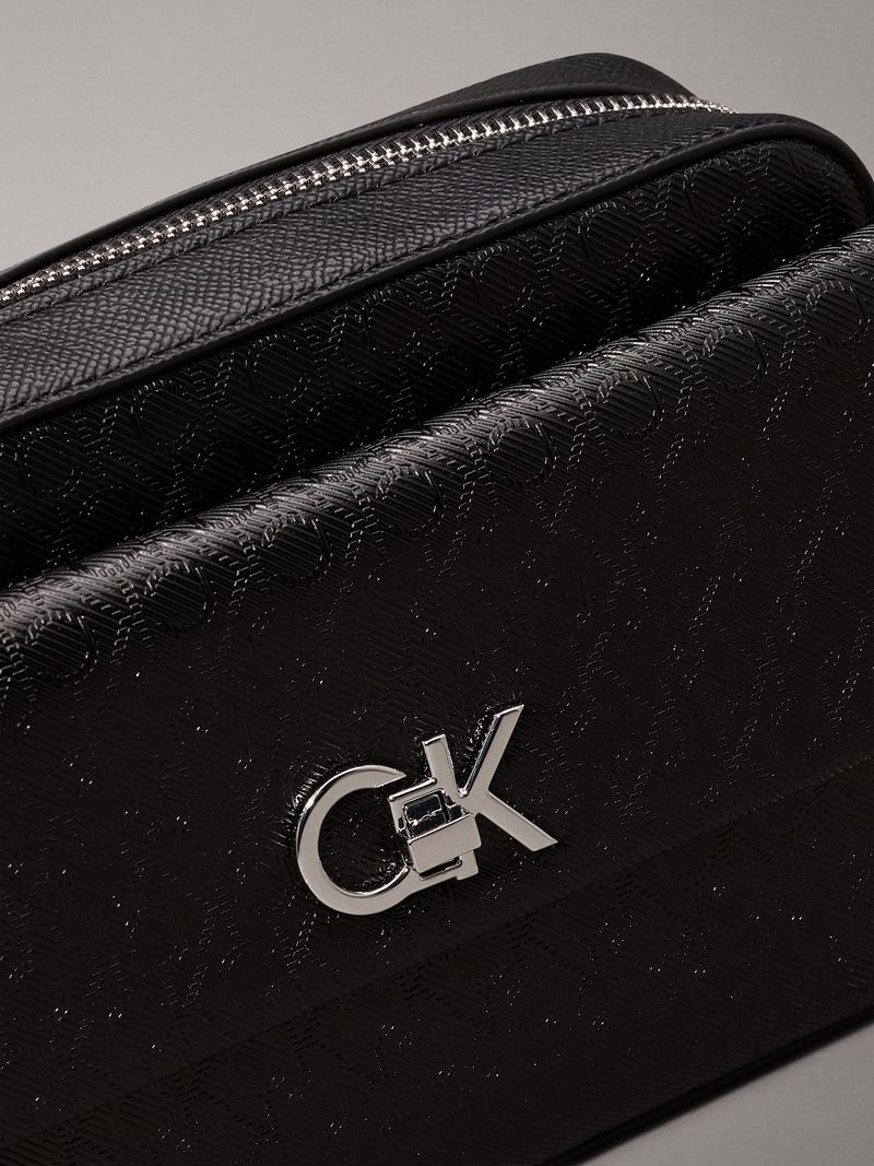bolso-negro-cruzado-monograma