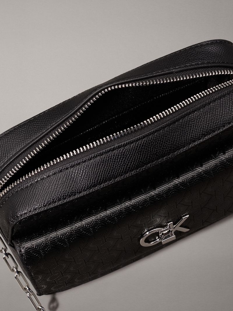 bolso-negro-cruzado-monograma