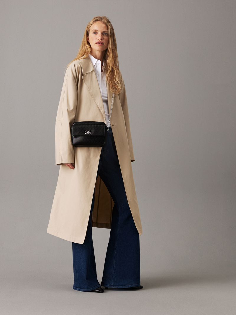 bolso-negro-cruzado-monograma