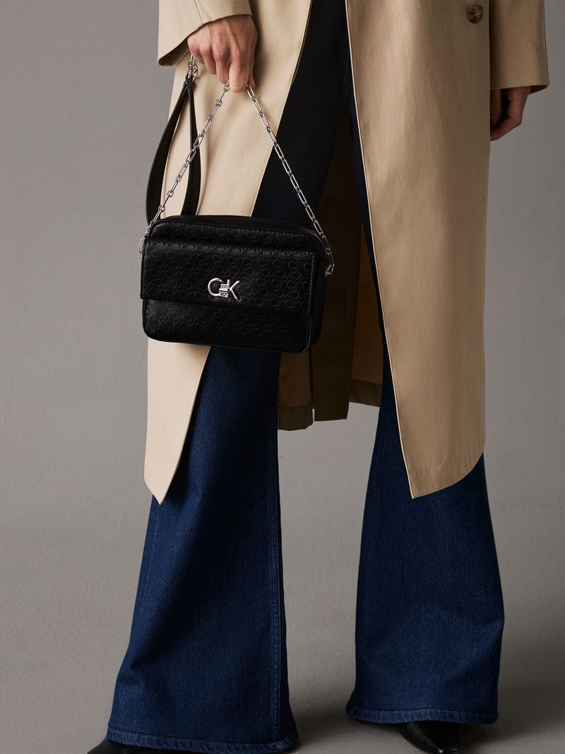 bolso-negro-cruzado-monograma