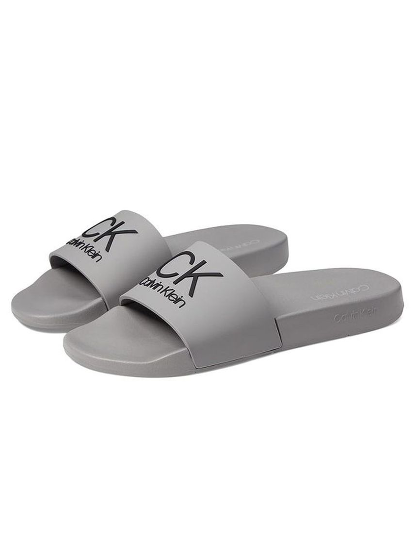 Sandalias gris con monograma