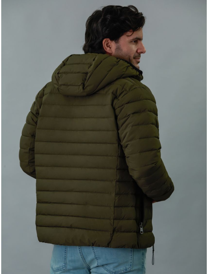 Chaqueta verde acolchada con capota