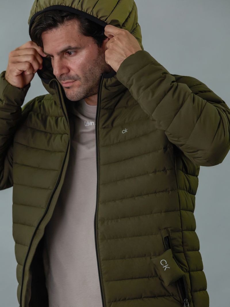 chaqueta-verde-acolchada-capota