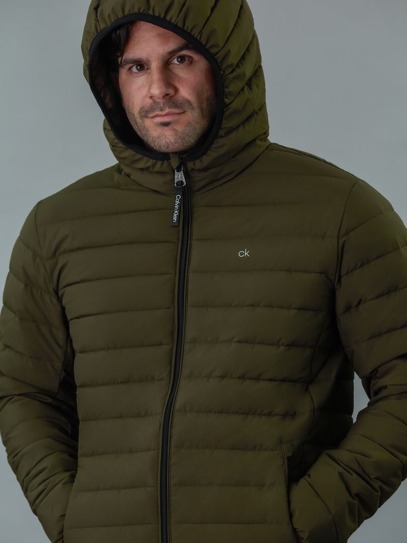 chaqueta-verde-acolchada-capota