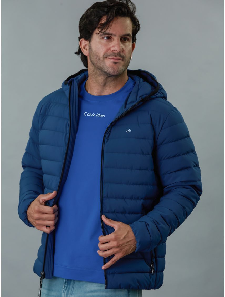 Chaqueta azul acolchada con capota