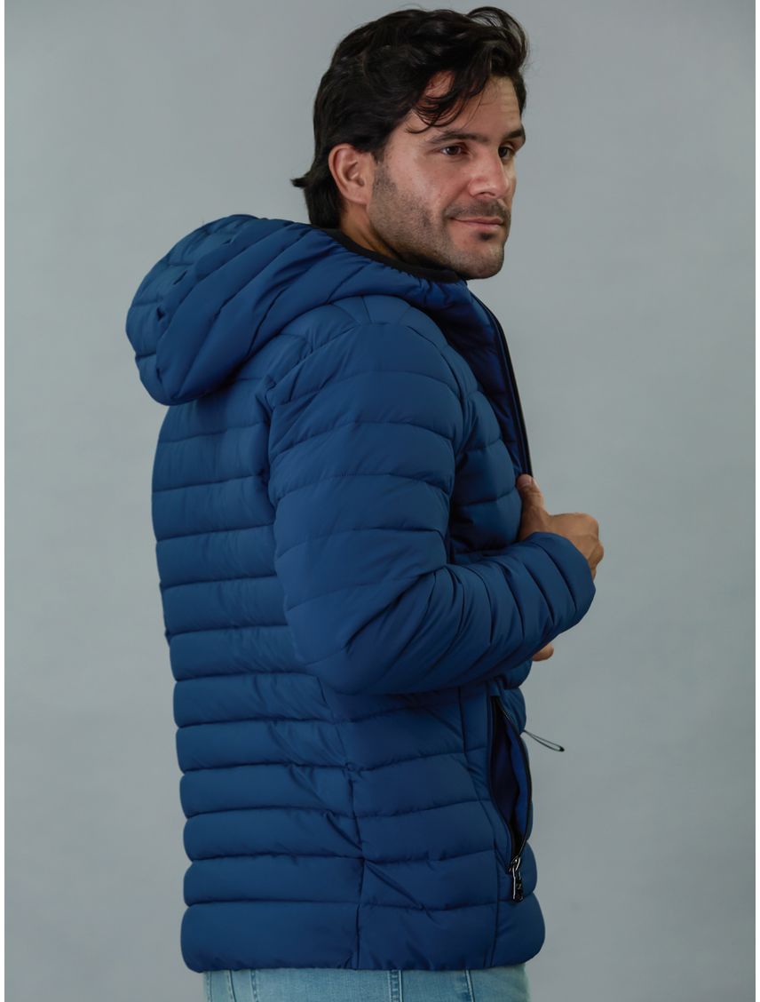 Chaqueta azul acolchada con capota
