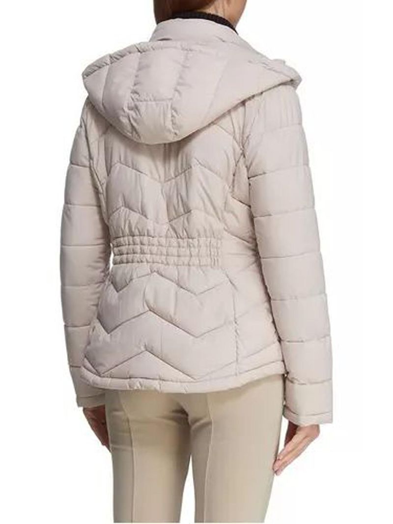 chaqueta-crema-con-bolsillos-frontales-para-mujer