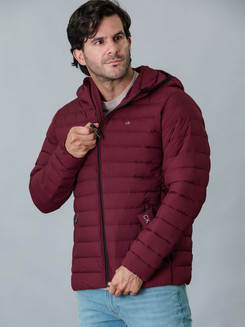 chaqueta-roja-acolchada-capota