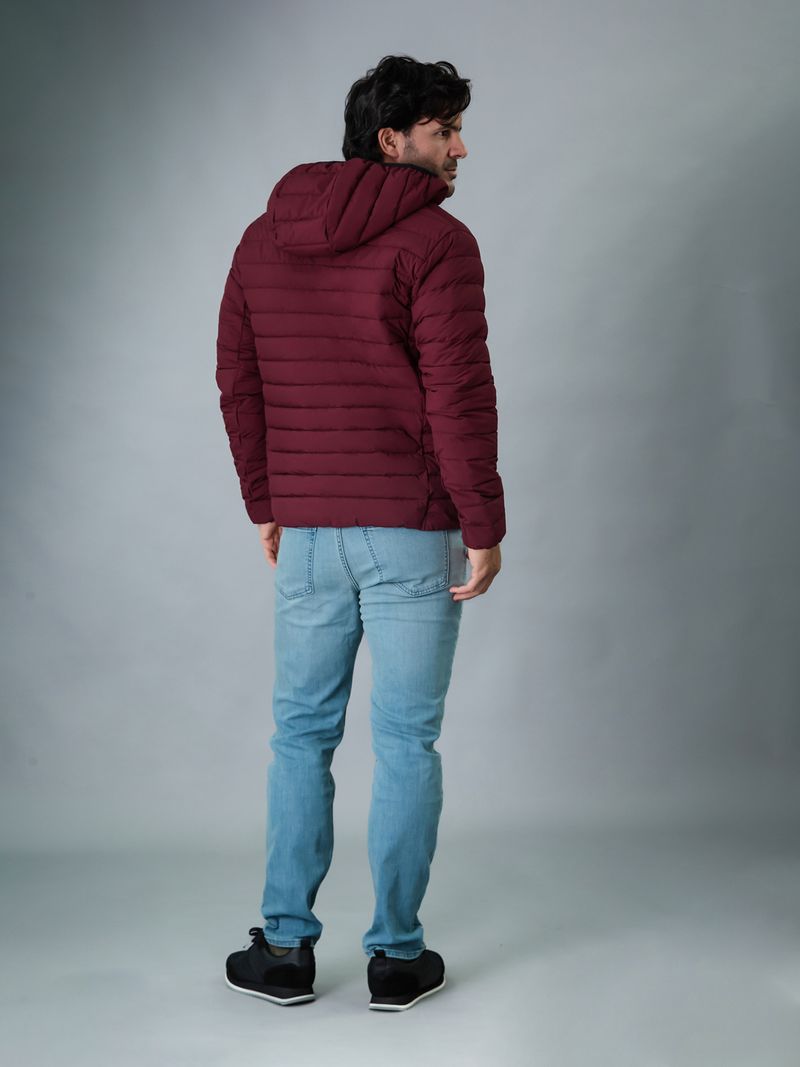 chaqueta-roja-acolchada-capota