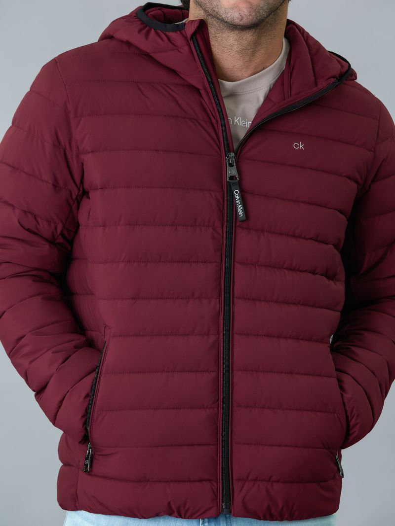 chaqueta-roja-acolchada-capota