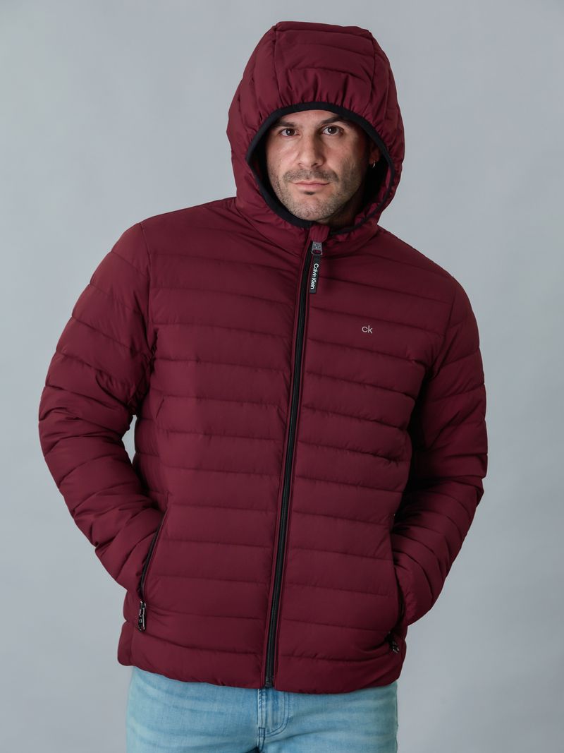 chaqueta-roja-acolchada-capota