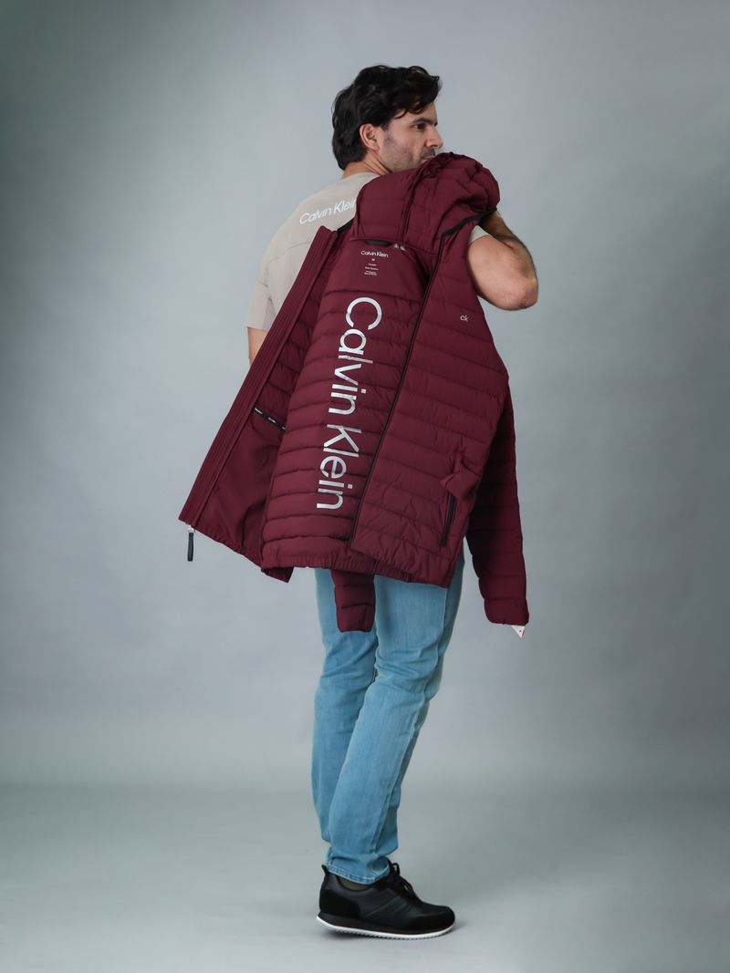 chaqueta-roja-acolchada-capota