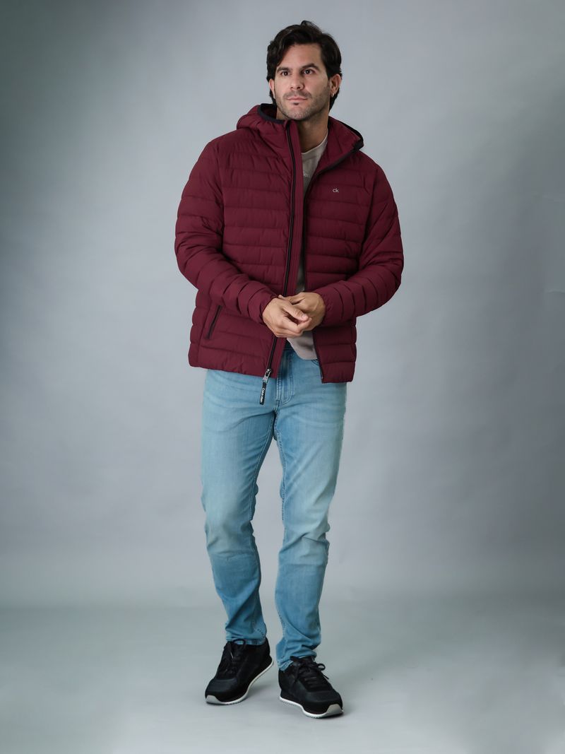chaqueta-roja-acolchada-capota