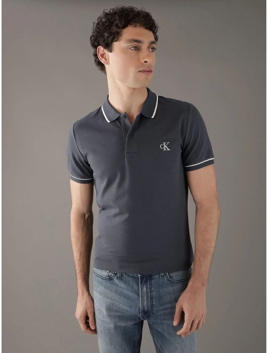 Polo azul slim con ribete en contraste