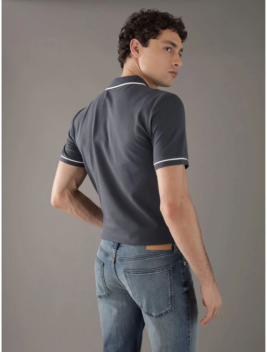 Polo azul slim con ribete en contraste