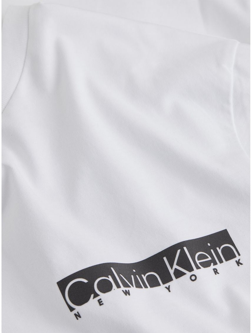 Camiseta blanca con logotipo en caja