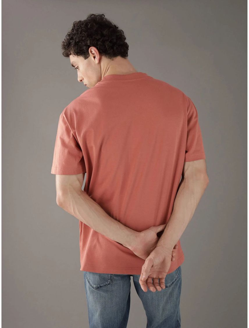 Camiseta naranja con monograma