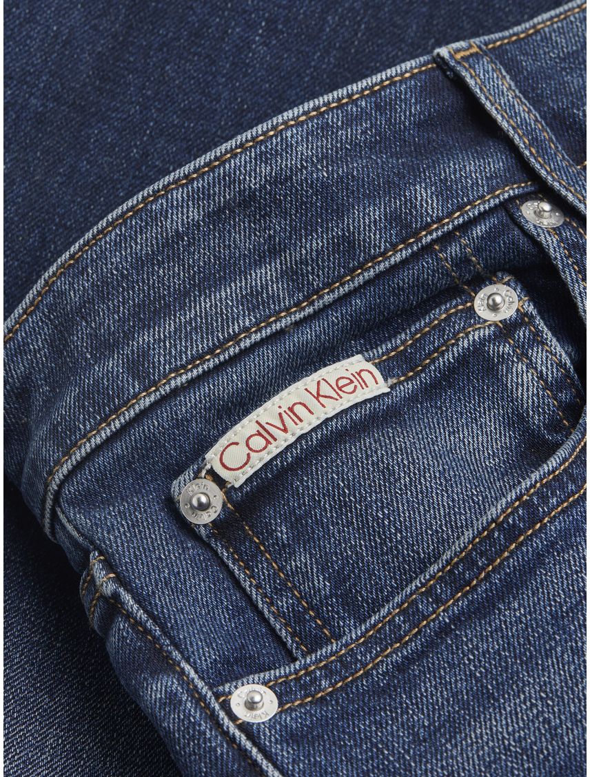 Jeans azul slim e talle meio