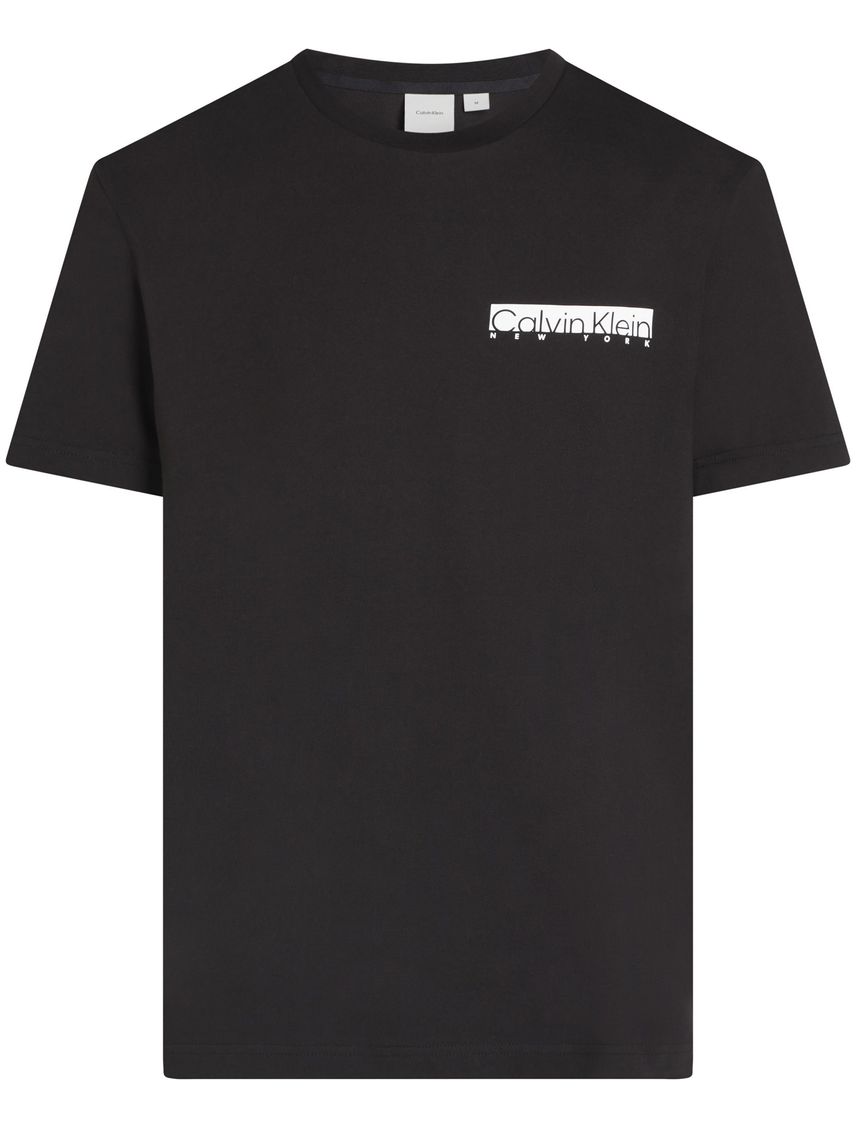 Camiseta negra con logotipo en caja