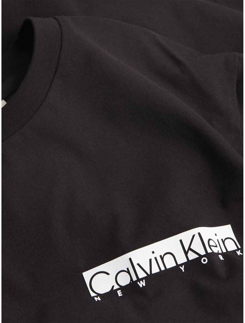 Camiseta negra con logotipo en caja