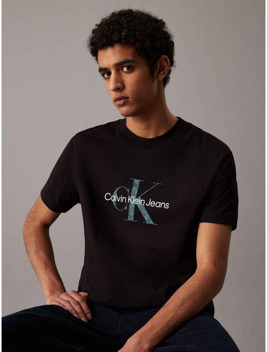 Camiseta negra con monograma
