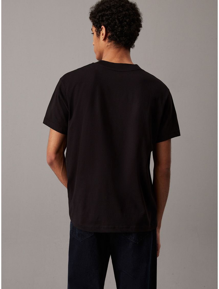 Camiseta negra con monograma