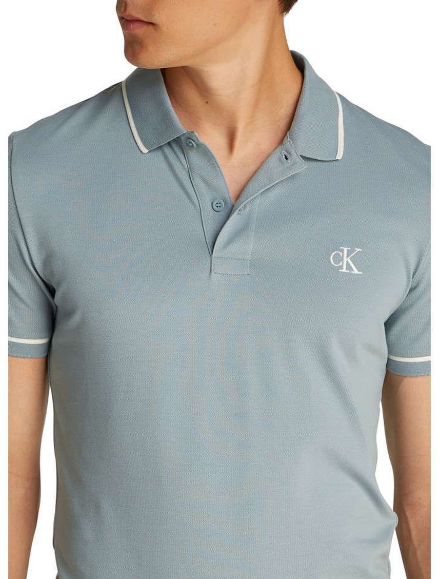 Polo azul slim con ribete en contraste