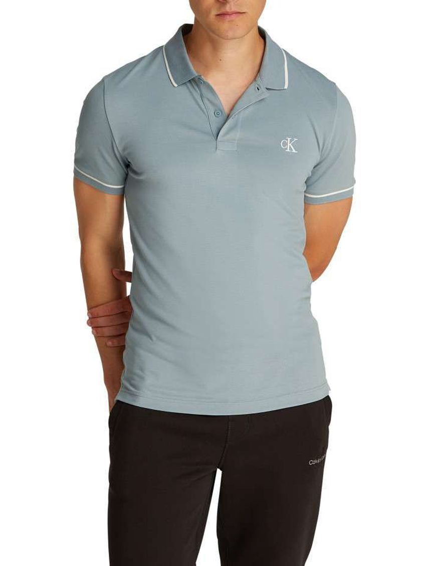 Polo azul slim con ribete en contraste