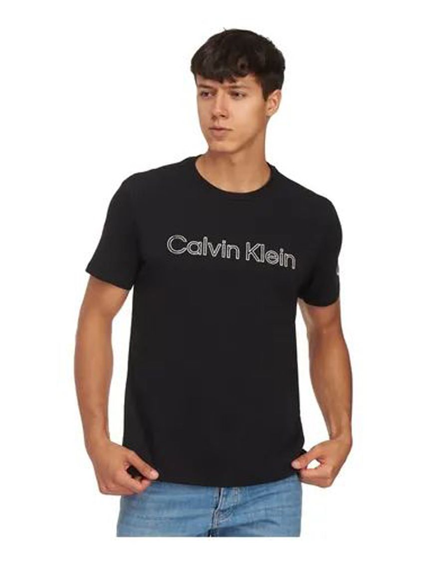 Camiseta negra con logo traveling