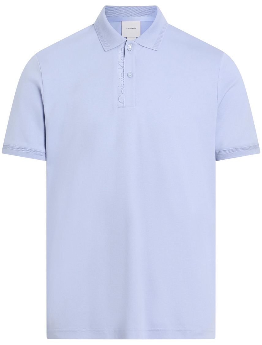Polo azul con logotipo en el pliegue e botones
