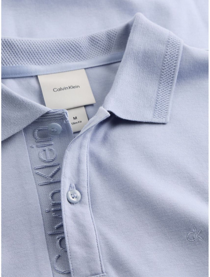 Polo azul con logotipo en el pliegue e botones