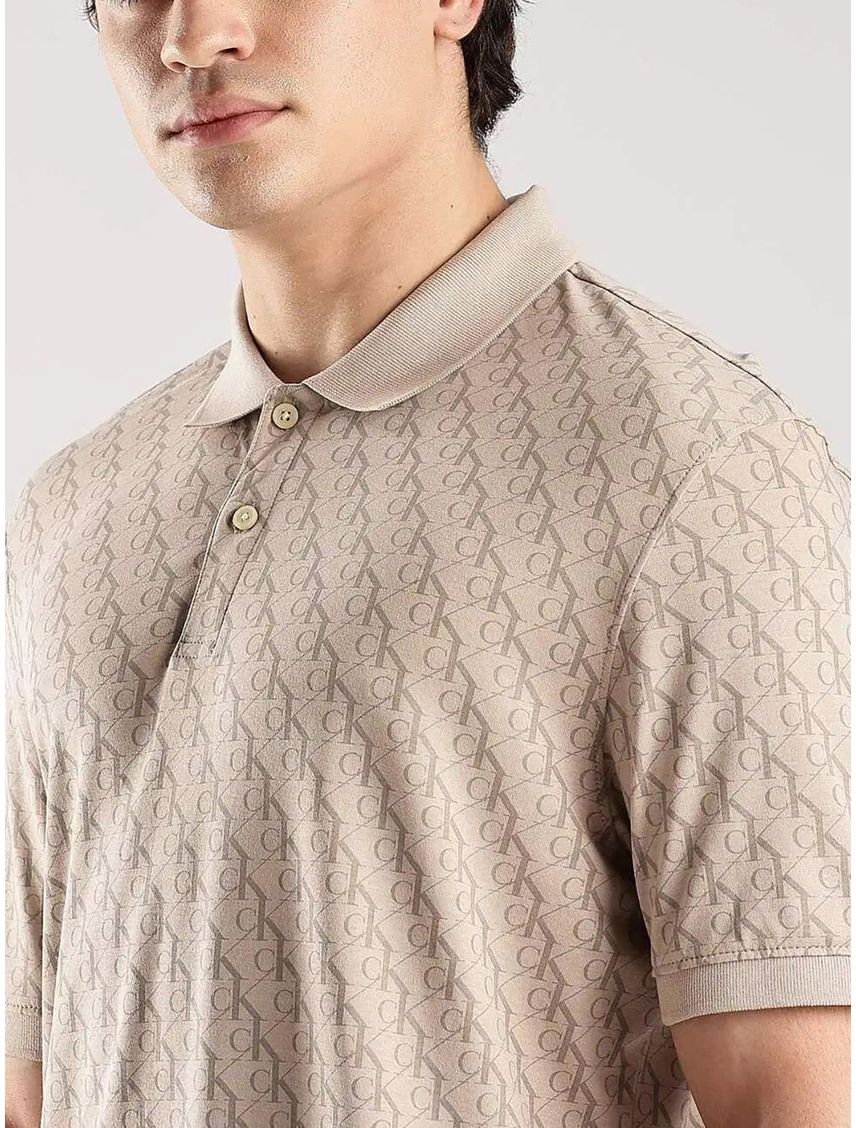 Polo beige manga corta con estampao en toa la pieza